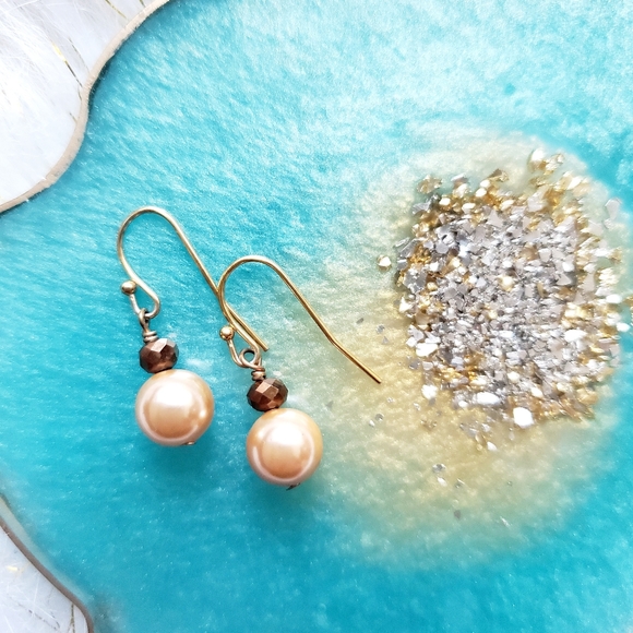 Single gold bead handmade earrings - Picture 3 of 4